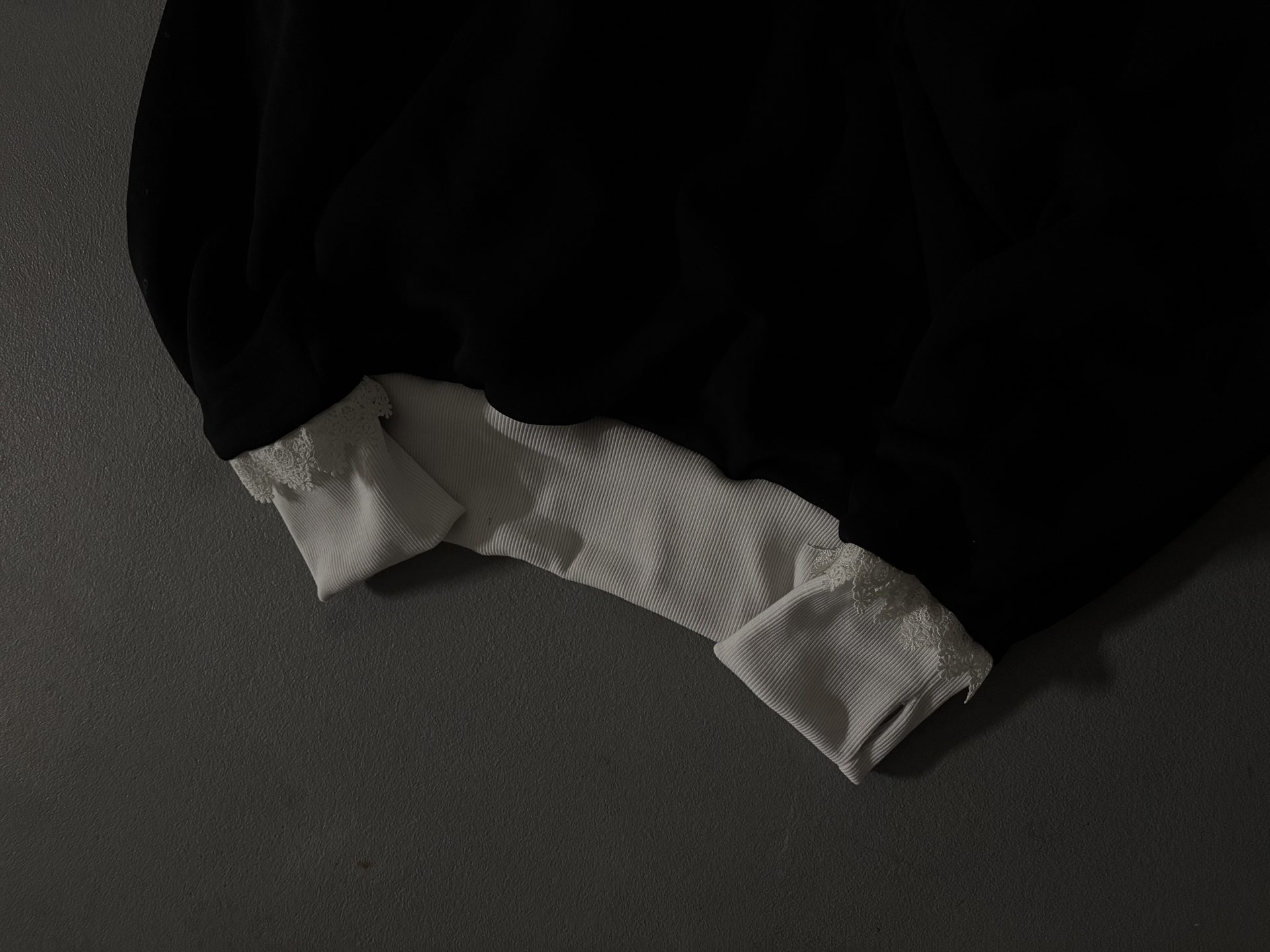 Bluza z koronką - czarny - zdjęcie 3