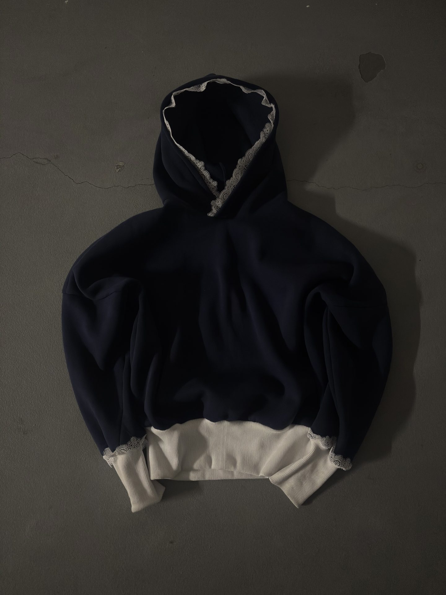 Bluza z koronką - granatowy - zdjęcie 1