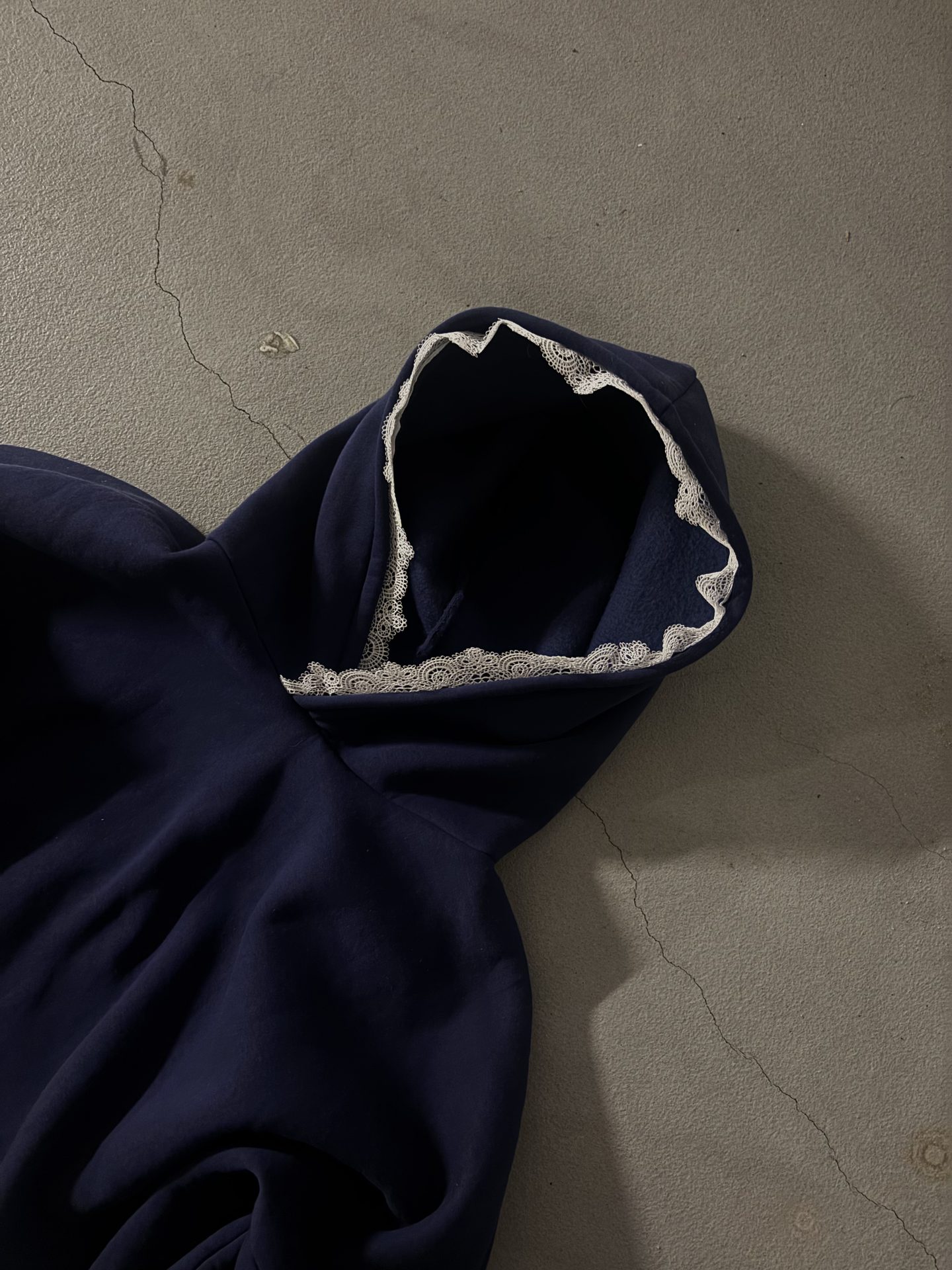 Bluza z koronką - granatowy - zdjęcie 2