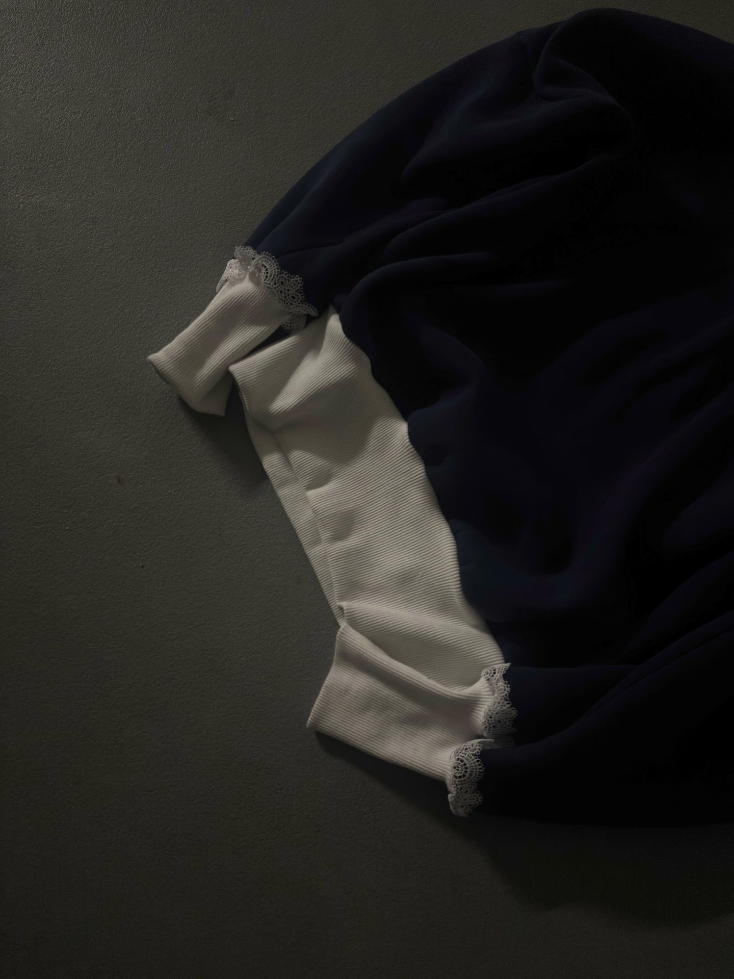 Bluza z koronką - granatowy - zdjęcie 3