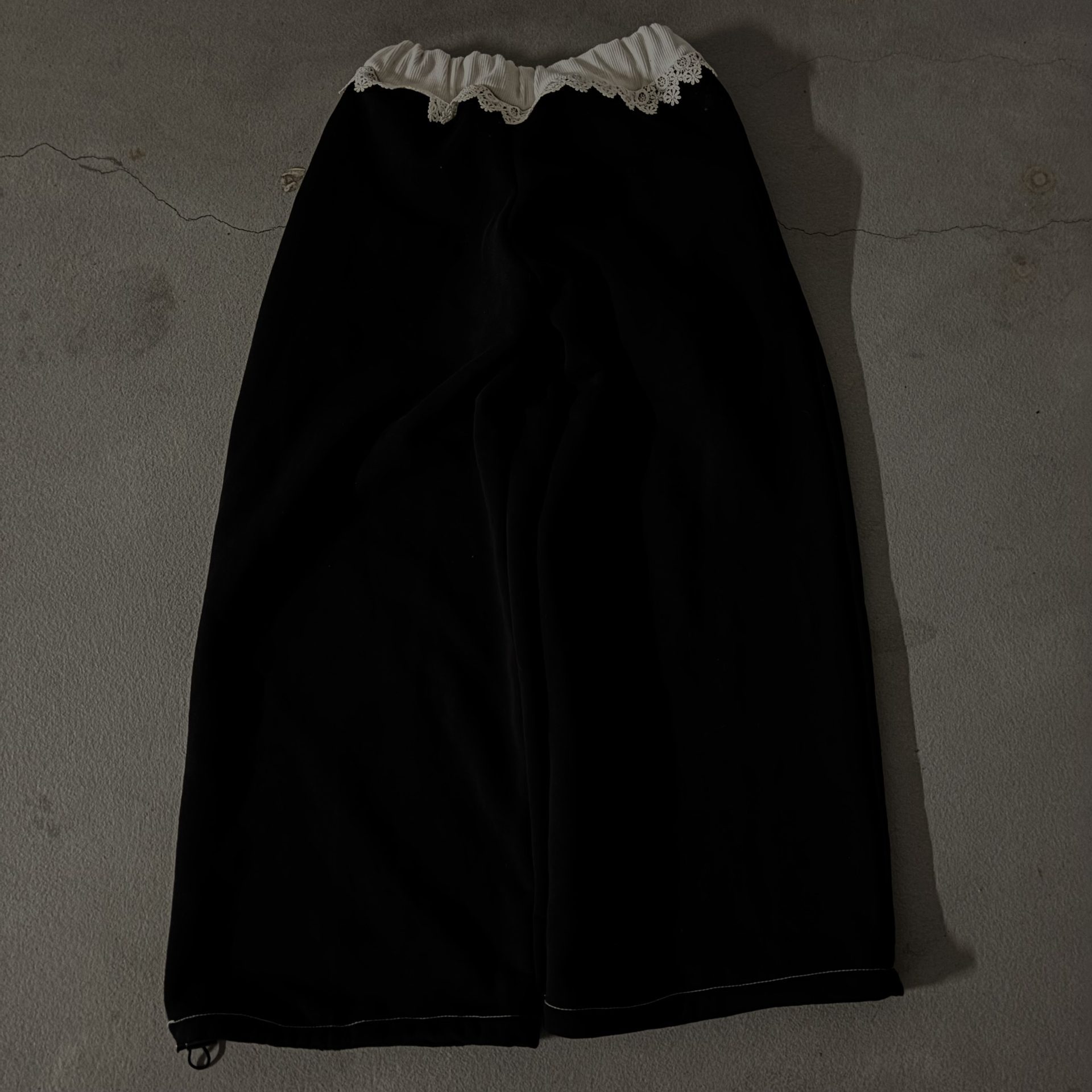 Dres z koronką - czarny - zdjęcie 1