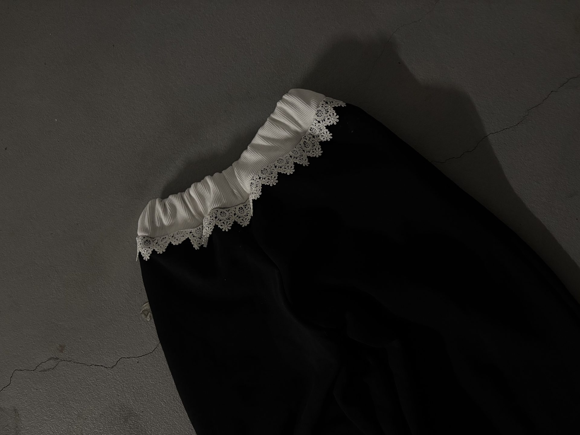 Dres z koronką - czarny - zdjęcie 2