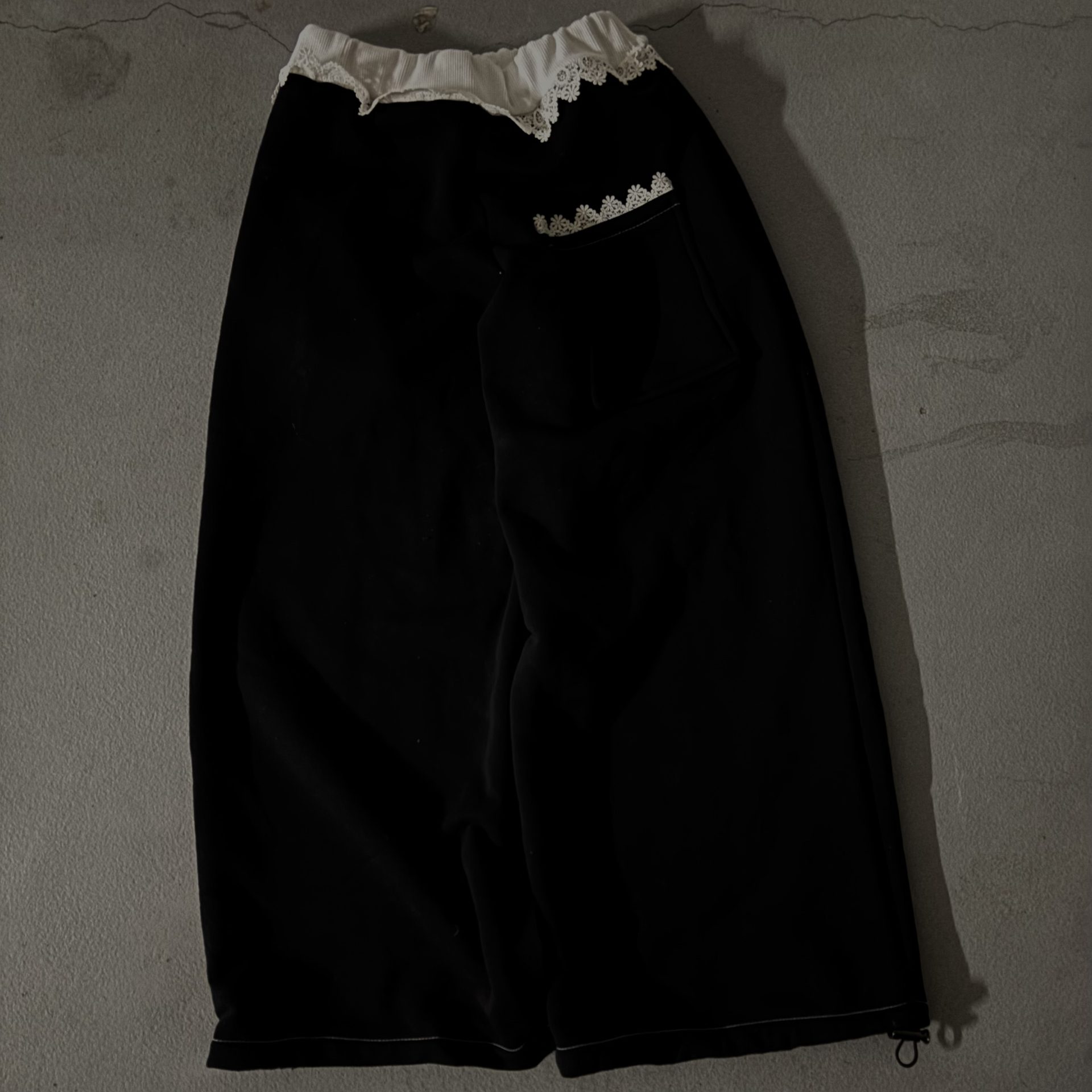 Dres z koronką - czarny - zdjęcie 3