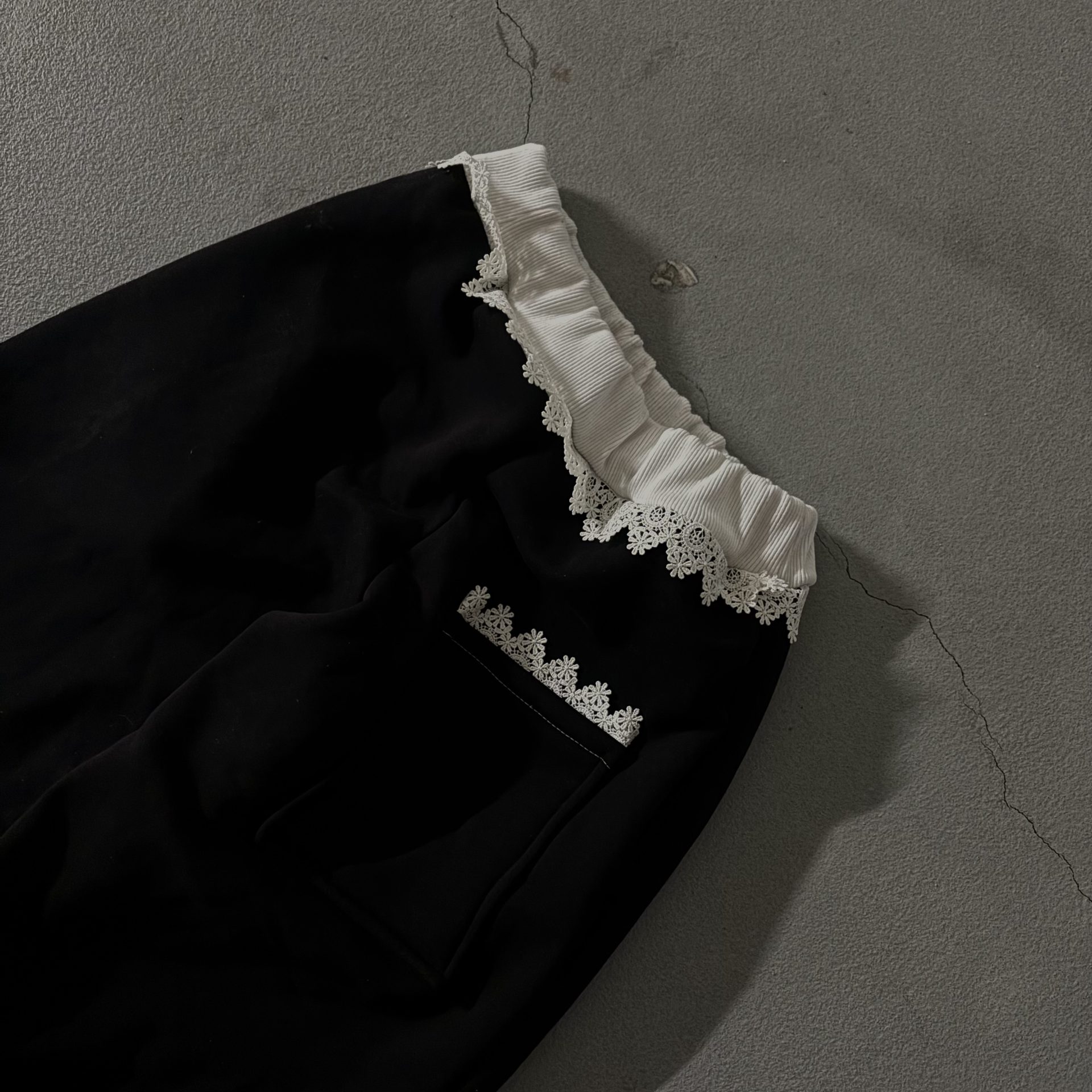 Dres z koronką - czarny - zdjęcie 4