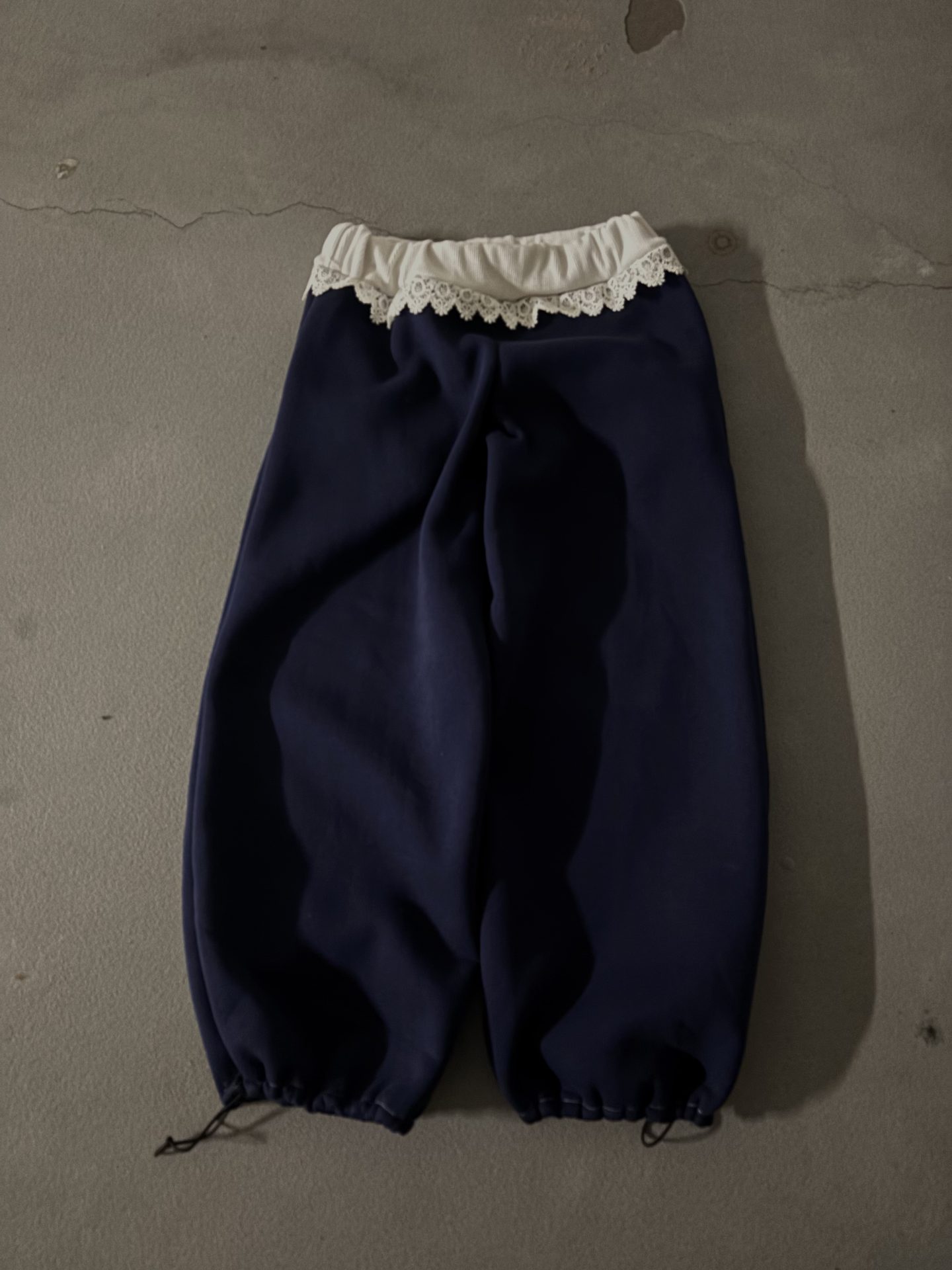 Dres z koronką - granatowy