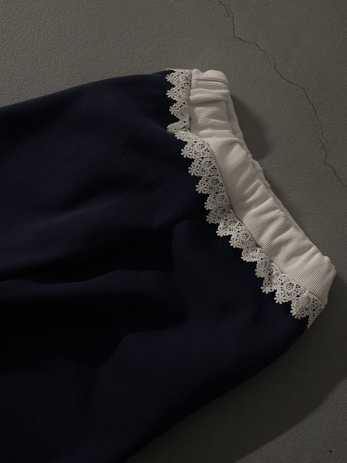 Dres z koronką - granatowy - zdjęcie 2