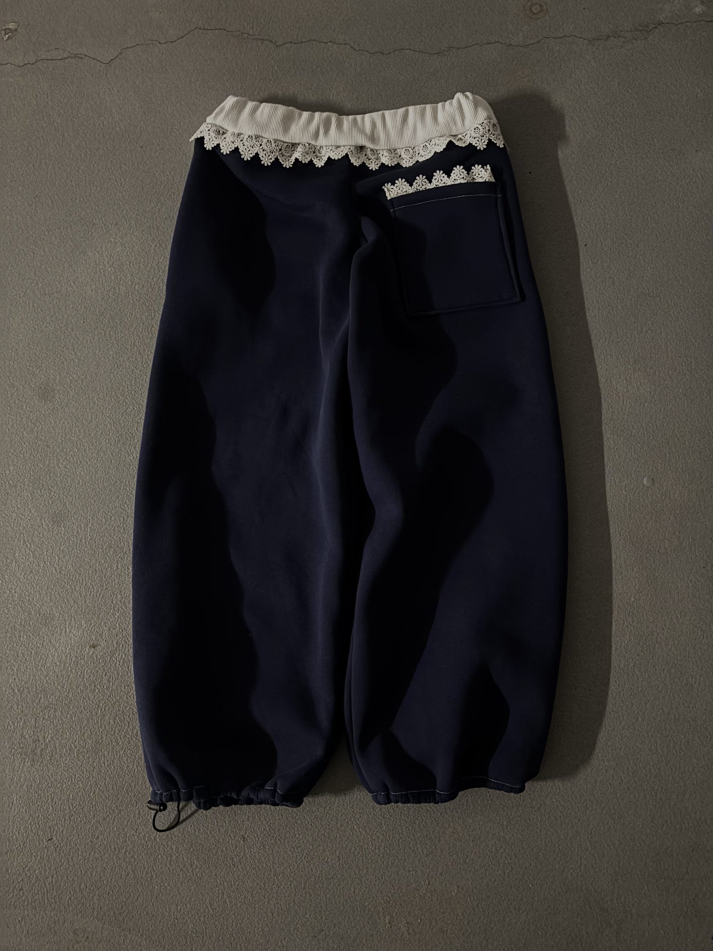 Dres z koronką - granatowy - zdjęcie 3