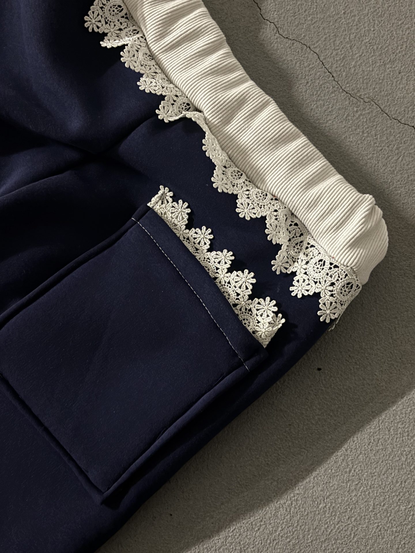 Dres z koronką - granatowy - zdjęcie 4