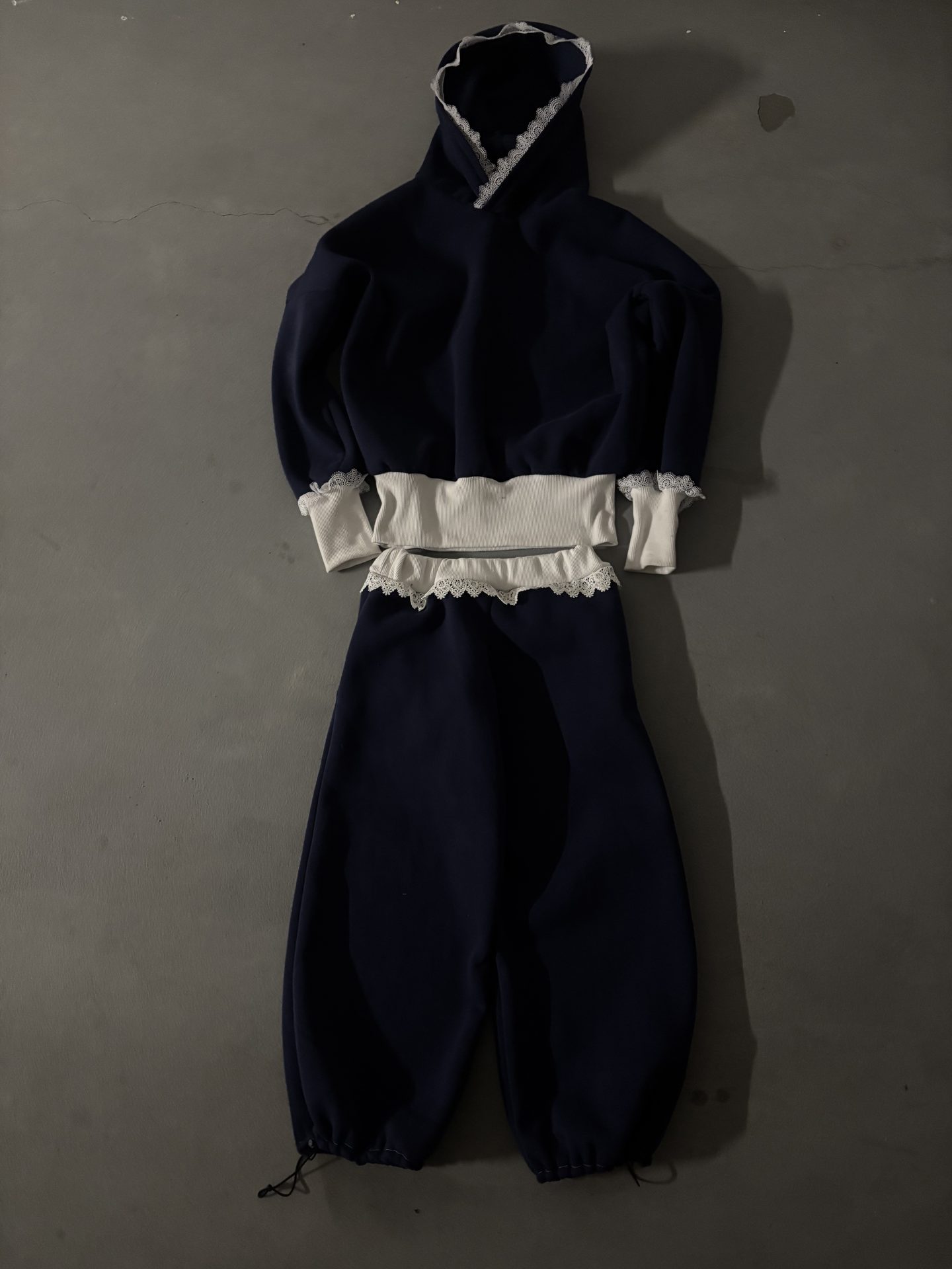 Zestaw dres + bluza z koronką - granatowy - zdjęcie 1